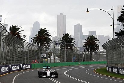 Hamilton bovenaan in regenachtige eerste training in Melbourne, Verstappen P5