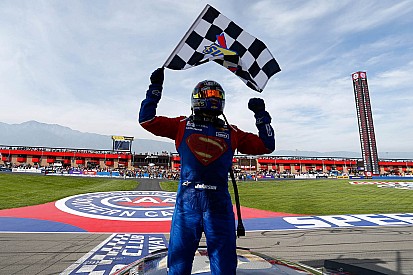 Johnson encarna Superman e vence em Fontana