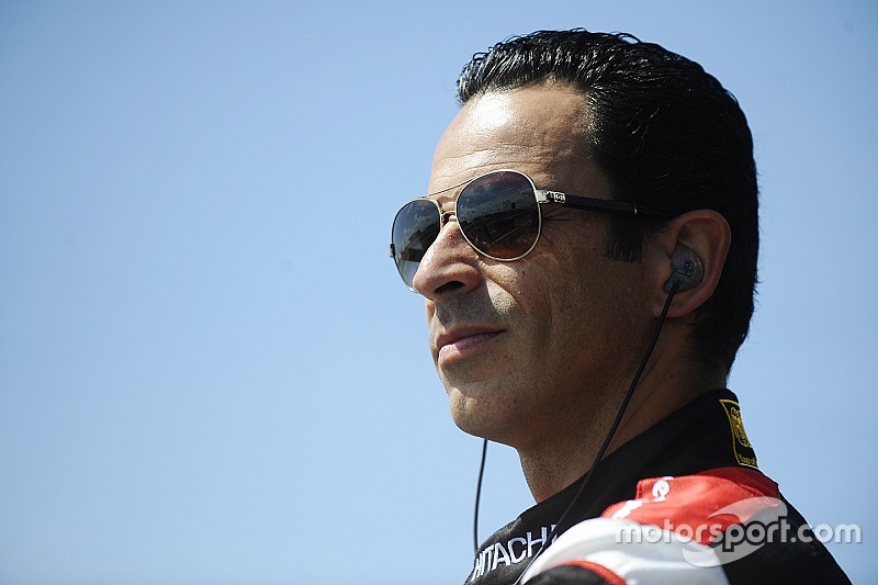 Castroneves estuvo cerca de impactar contra el muro