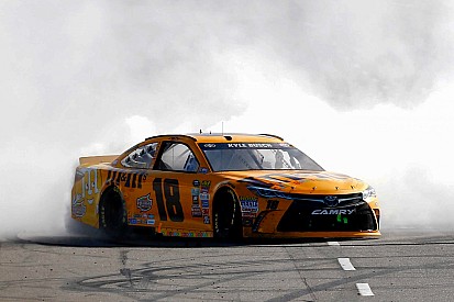Kyle Busch domineert in Martinsville