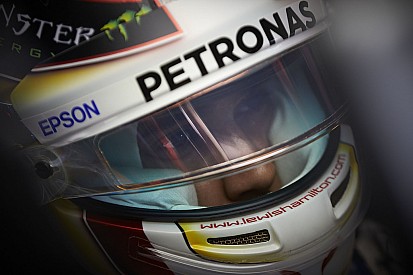 Sorpresa Hamilton: nella cover dell'iPhone c'è una Ferrari!