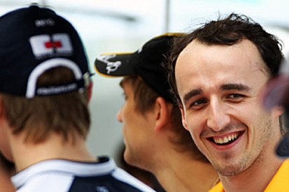 Renault Kubica'yı göz ardı etmiyor