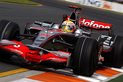 Hamilton mükemmel '2008 startı'nı kutluyor