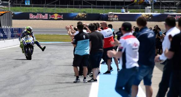 Rossi: Formula 1'de nasıl deniyordu? 'Hat-trick'?