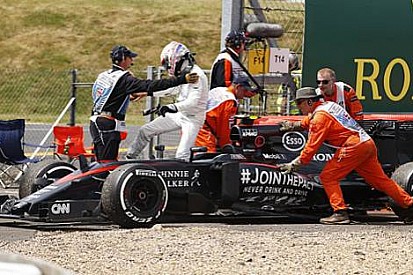 McLaren ilk tur kazalarından şikayetçi
