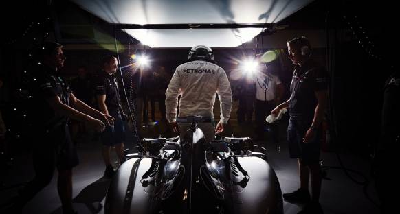 Cuma gününün en hızlı ismi Lewis Hamilton
