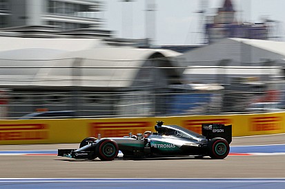 Hamilton klaagt over gebrek aan grip: “Alsof we over ijs rijden”
