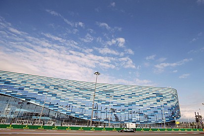 Hamilton sluit trainingen in Rusland af als snelste, Verstappen zevende