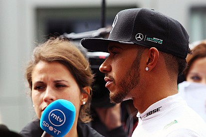 Un "indefenso" Hamilton exige respuestas a Mercedes