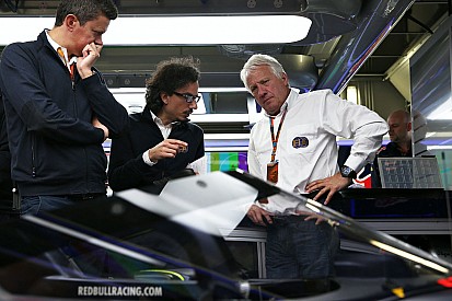 Col parabrezza 2" in più per estrarre il pilota dal cockpit?