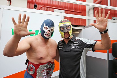 Galería: el Demonio azul visita a Checo Pérez