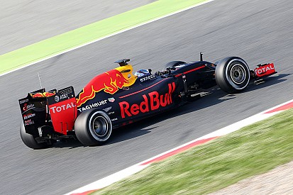Test Barcellona, Day 2: Verstappen resta sulla cresta dell'onda
