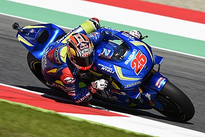 Viñales aan kop in warm-up, rokend blok bij Lorenzo