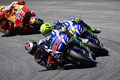 Lorenzo klopt Marquez in GP Italië, Rossi ziet winstkansen in rook opgaan