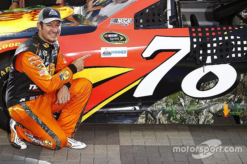 Martin Truex Jr. conquista la pole a Charlotte per la Coca-Cola 600