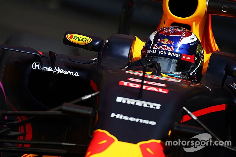 Verstappen eindigt Grand Prix van Monaco in de vangrail