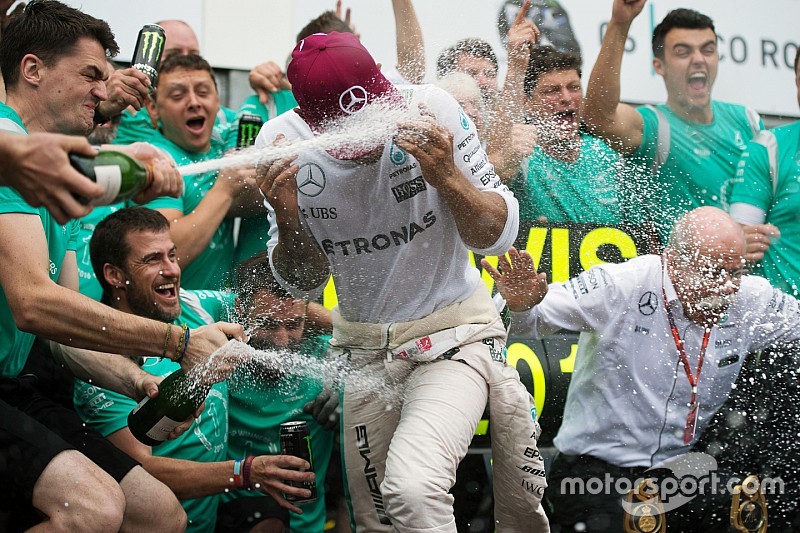 Hamilton da un voto de confianza a los mecánicos de Mercedes