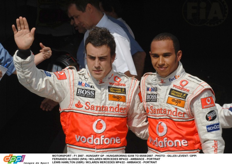 Amiből óriási botrány lett a Magyar Nagydíjon: Alonso és Hamilton