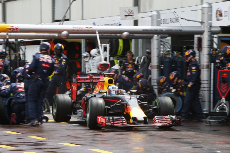 A boxutcában úgy tűnt, mintha a Red Bull egy kamu kerékcserét csinálna, mint a Mercedes