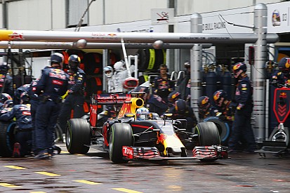 Itt a belsőkamerás nézet, ahogy Ricciardo beáll a bokszba, és csak vár és vár a kerekekre