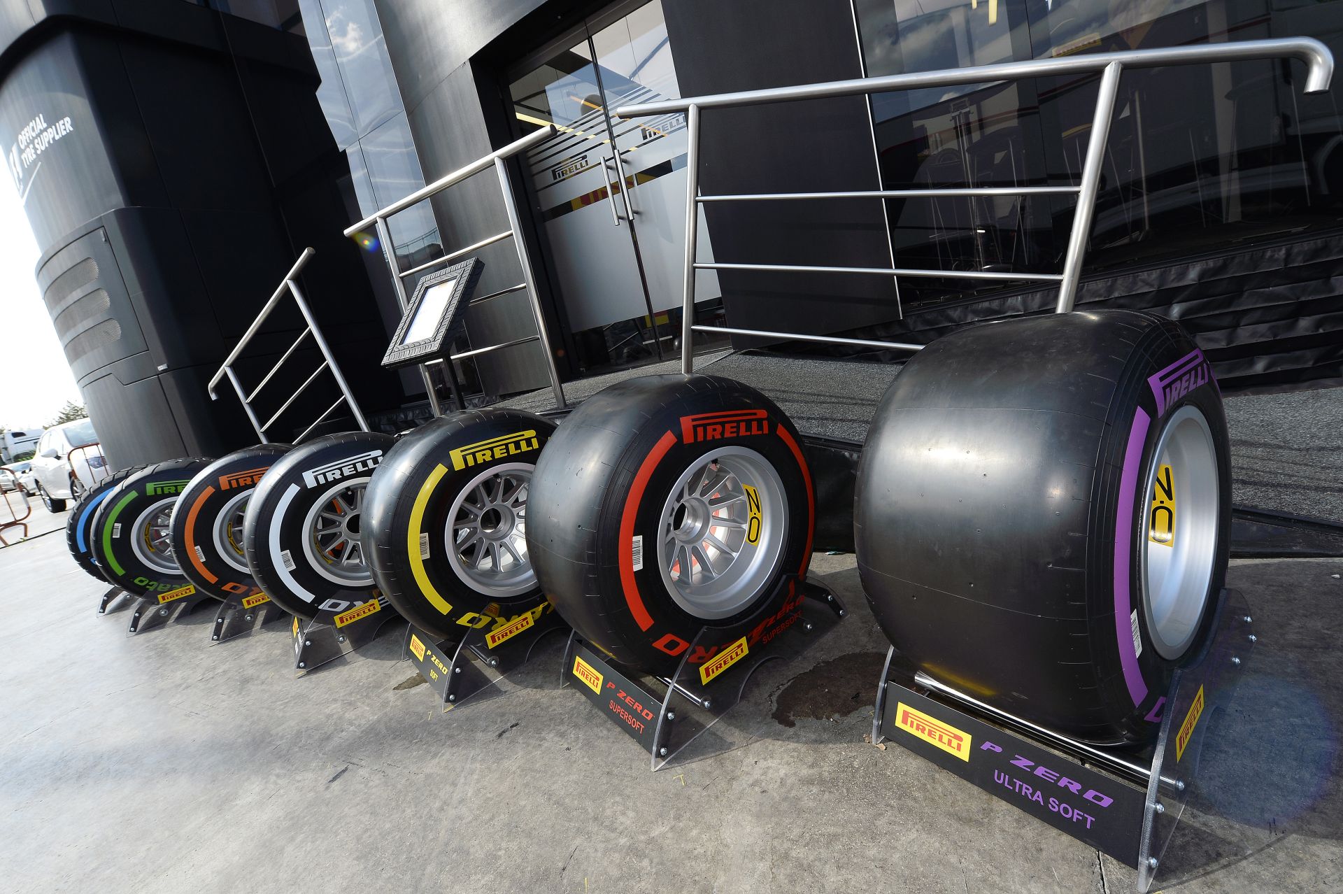 A Pirelli a Forma-1-es csapatok trükkjei miatt ragaszkodik a konzervatív gumitaktikájához!