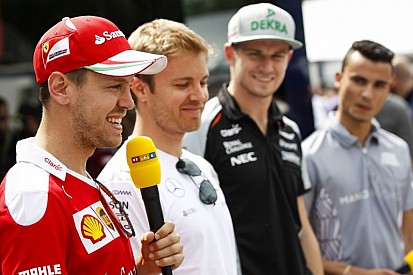 Vettel úgy pattant rá a motorra, mintha csak az Amerika kapitány lenne