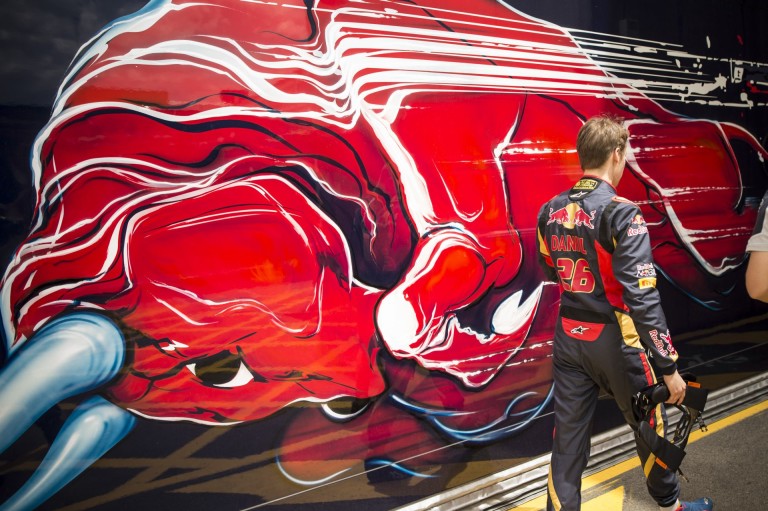 A Red Bull csak segíteni akart Kvyatnak – ezért ültették a Toro Rossoba!