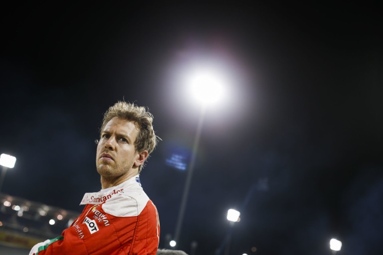 Vettel mérnöki szemekkel figyelte a riválisokat a pálya szélén