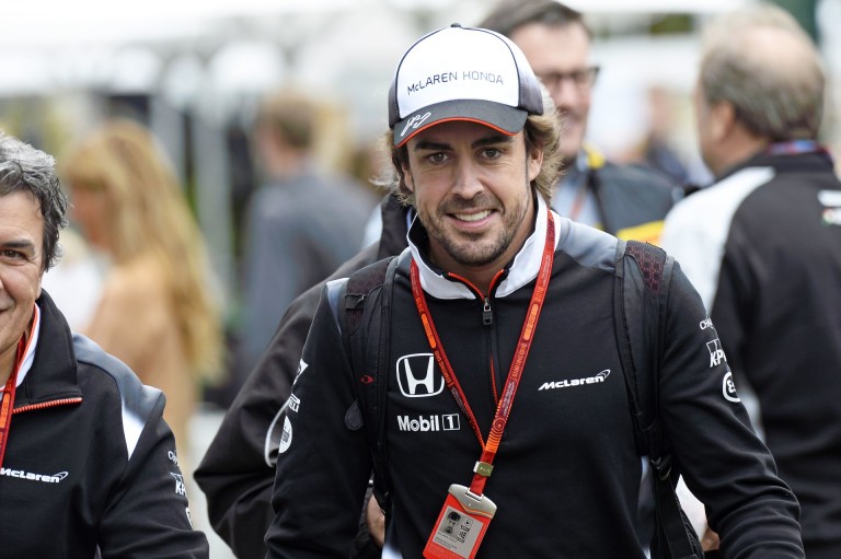 Alonso ezzel a speciális szerkezettel kezeli magát