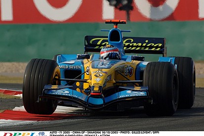 Alonso rajtelsőségét érő köre Kínában a gyári Renault-val: 2005