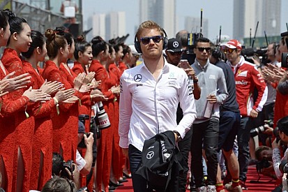 Rosberg nyerte a drámai Kínai Nagydíjat Vettel és a brutális Red Bull előtt: Raikkönen megint megjárta