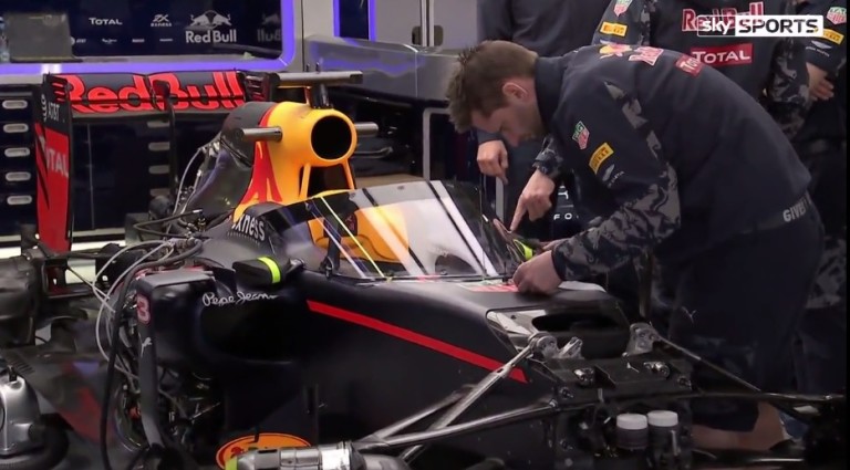 Videón a Red Bull-féle szélvédő: kisebb védelmet nyújt, mint a Halo?