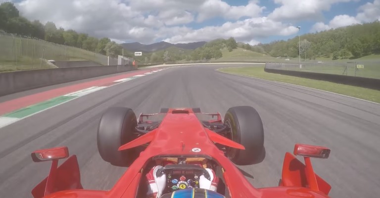 Ez egészen hihetetlen F1-es élmény: 8 éves Ferrarival Mugellóban