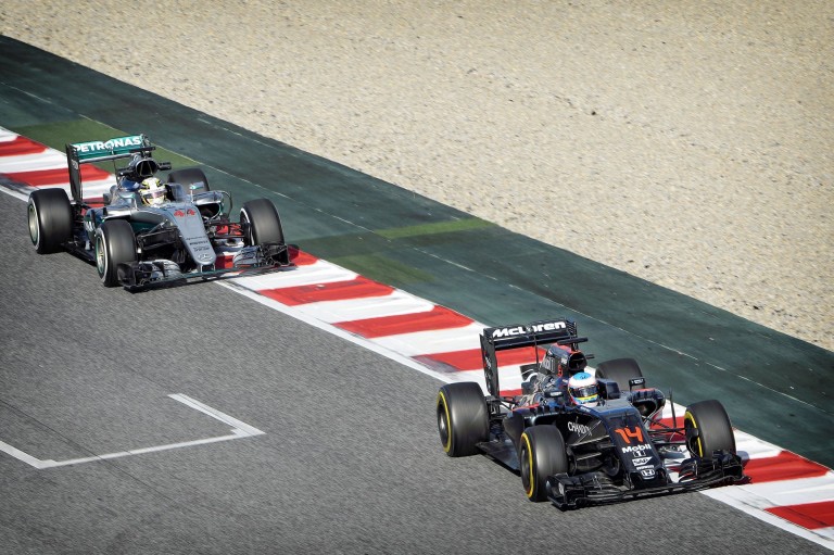 A McLaren nem érti a riválisok aggodalmát: 2017-ben több előzés lesz!!!