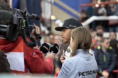 Hamilton botrányt botrányra halmoz a közösségi médiában - és még csak nem is hajlandó kommentálni!