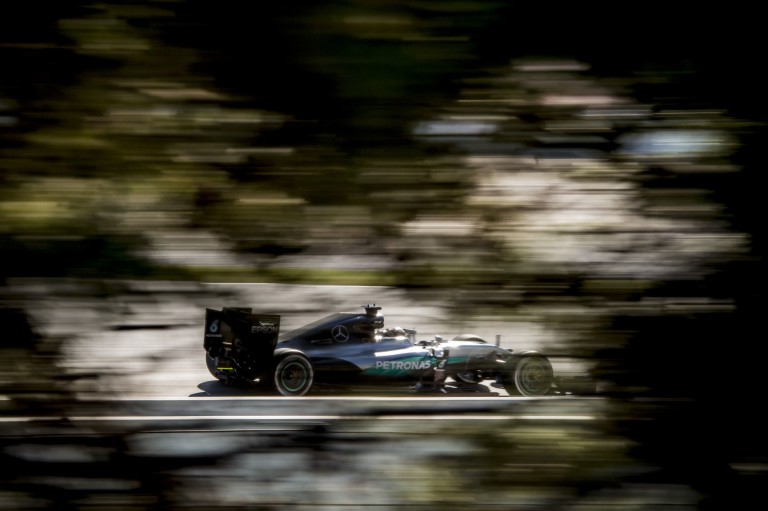 Hamilton a rossz idő ellenére jól érezte magát a Mercedesszel