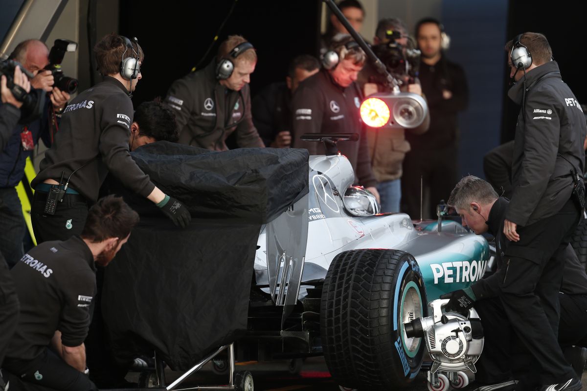 Videón, ahogy beindítják a 2016-os F1-es Mercedest: komoly hangja van és jól látszik az új kipufogórendszer is