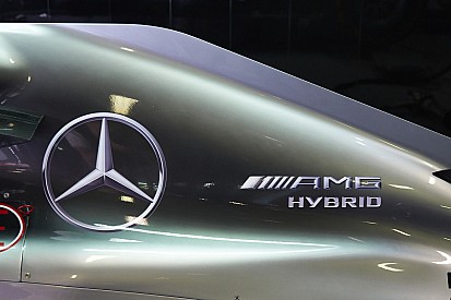 Kigurult a garázs elé Hamilton és Rosberg új F1-es gépe, a W07 Hibrid