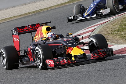 Kezdésnek pozitív a Red Bull RB12, Ricciardo elégedetten értékelt
