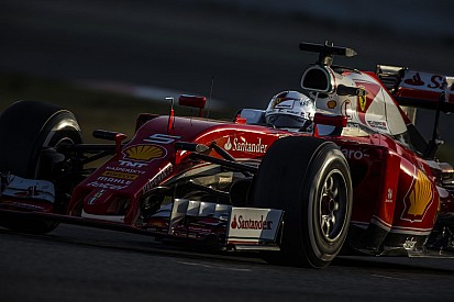 Videó, ahogy Vettel a hatalmas „radiátorokkal” tesztel a Ferrarival