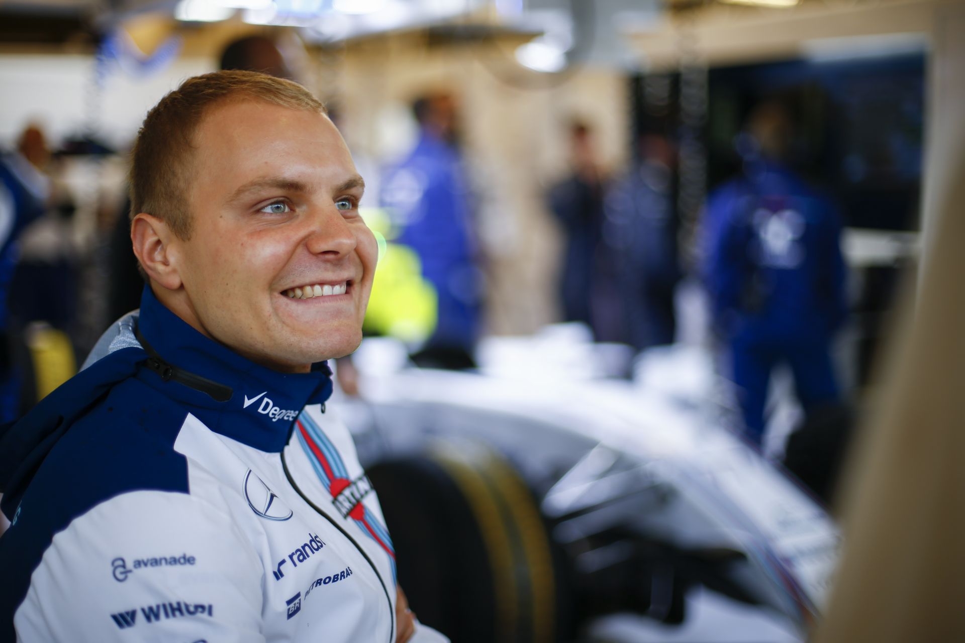 Így vezet rendőrautót Valtteri Bottas