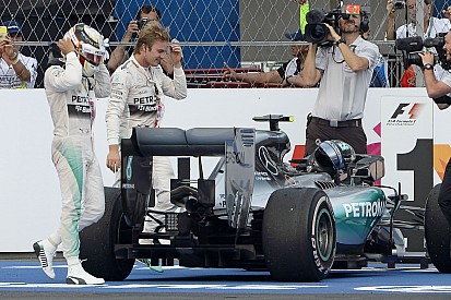 A Mercedes Vettel miatt beáldozta a két kiállásos stratégiát, és Hamilton esélyét az első helyre!