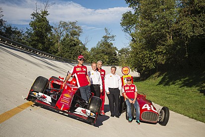 A Ferrarinál dolgozni egy életérzés, és közben nagy kihívás is: ezt nem csak a csapatfőnök, de Vettel és Räikkönen is tudja!