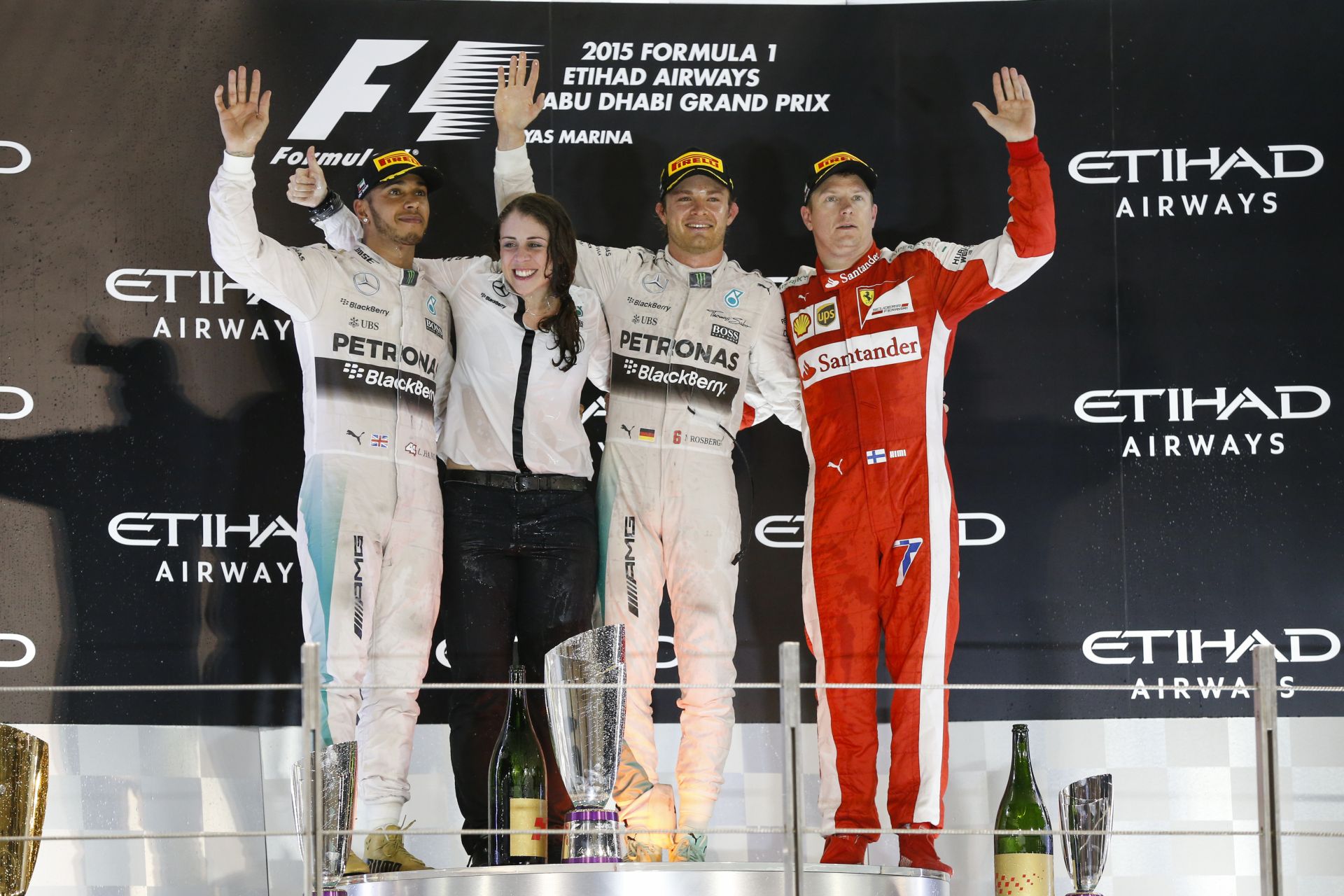 Videón Hamilton és Rosberg újabb kellemetlen másodpercei: Kimi csak figyelt