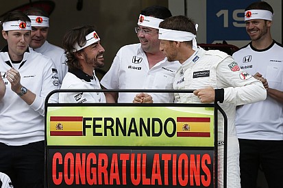 Alonso: „Jó, hogy nincs itt Dennis, mert így jobban élvezhetjük a partit…”