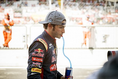Sainz éjszakára a kórházban marad: talán versenyezhet vasárnap