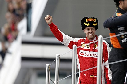 Videón az Orosz Nagyíj dobogós ceremóniája: Vettel, Hamilton és Pérez is nagyon boldog volt!
