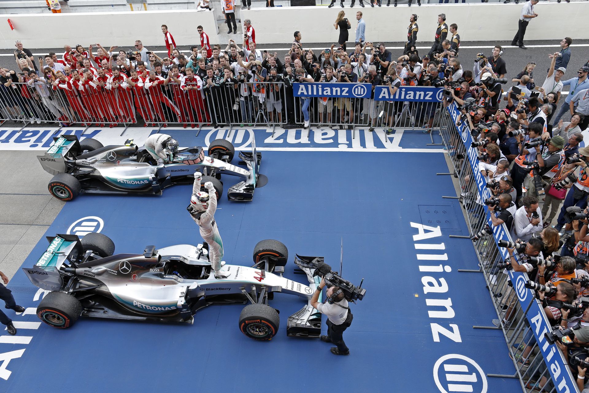 Hamilton: Rosberg nagyszerű csapattárs, akinek keményebb szezonja volt eddig