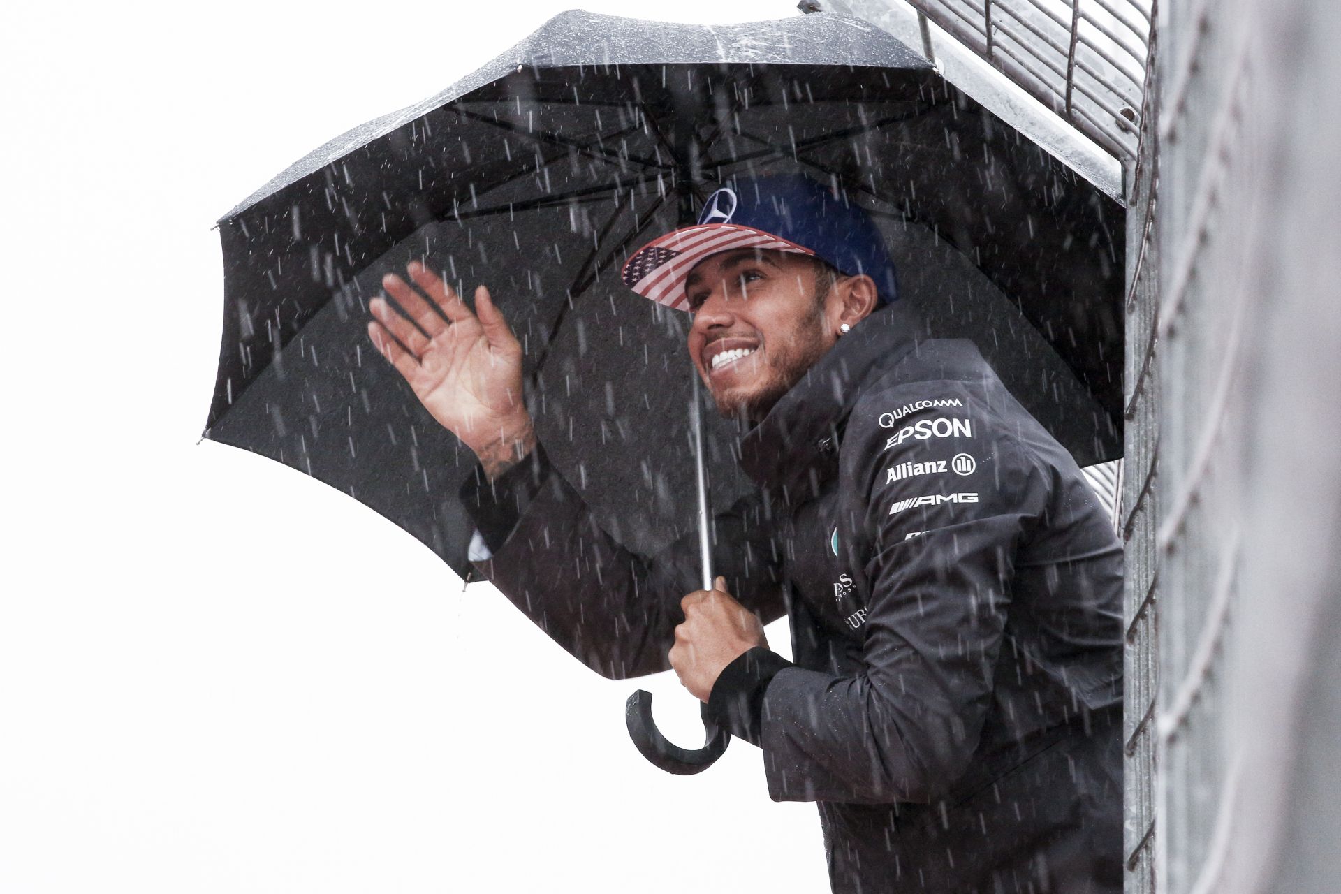 Hamilton kiment volna a pályára a hatalmas esőben