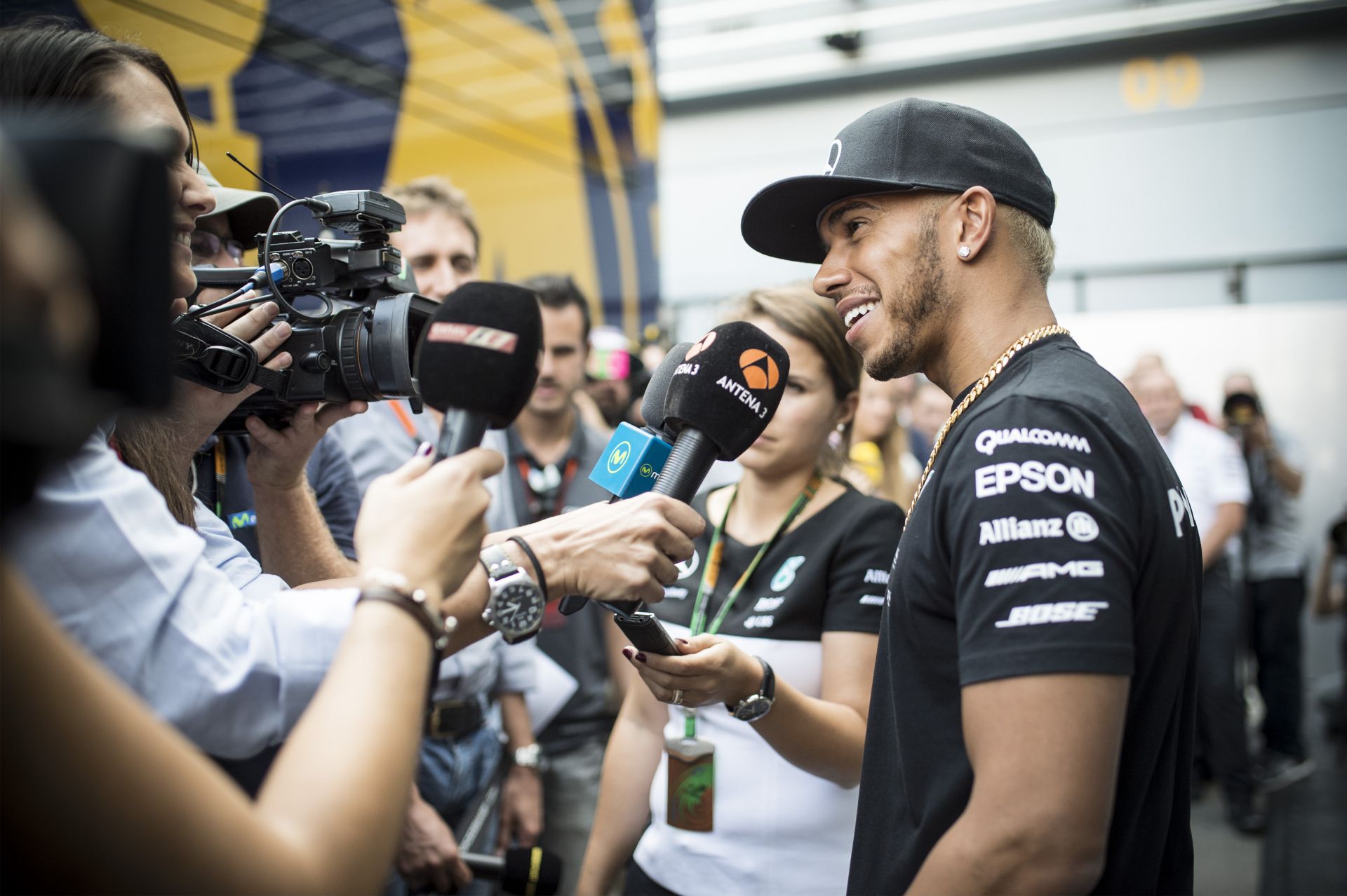 Hamilton fénysebességű idővel nyerte meg az első edzést Monzában Rosberg és Vettel előtt! Dupla KO a McLarennél!